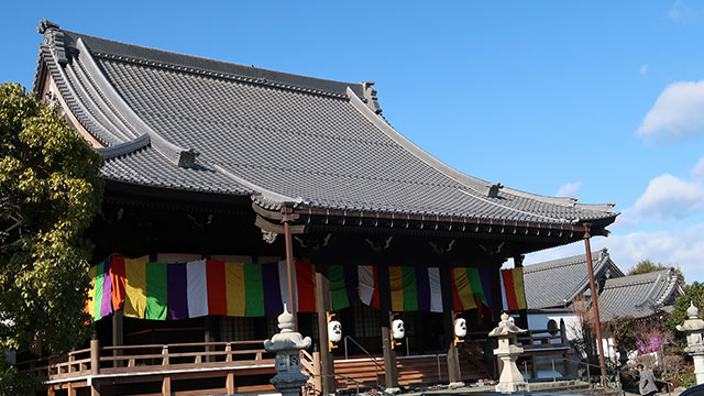 5色の幔幕がかかげられた本堂