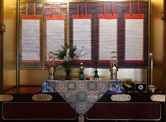 永代経法座のとき本堂余間に掛けられる法名軸